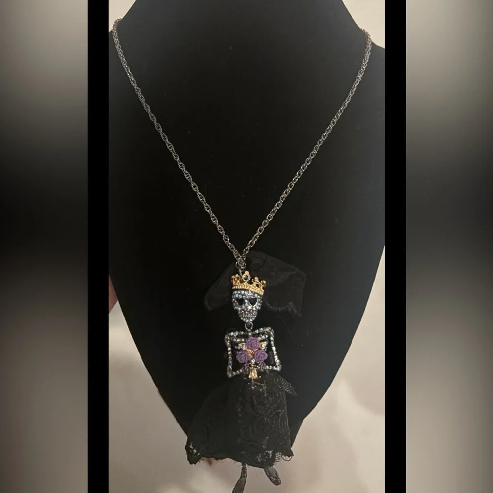 BETSEY JOHNSON SET Halloween Corpse Bride Mismatched Earrings & Necklace NEW NWT - Picture 5 of 7